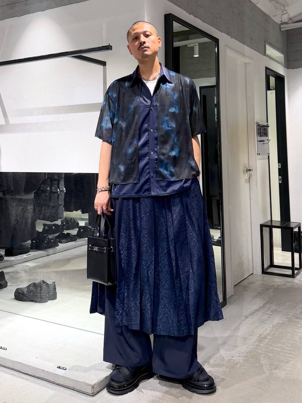 ブラック系のその他パンツ、ブラック系のサンダル、ブルー系のシャツ/ブラウスを着用したメンズの夏コーディネートの1枚目の写真