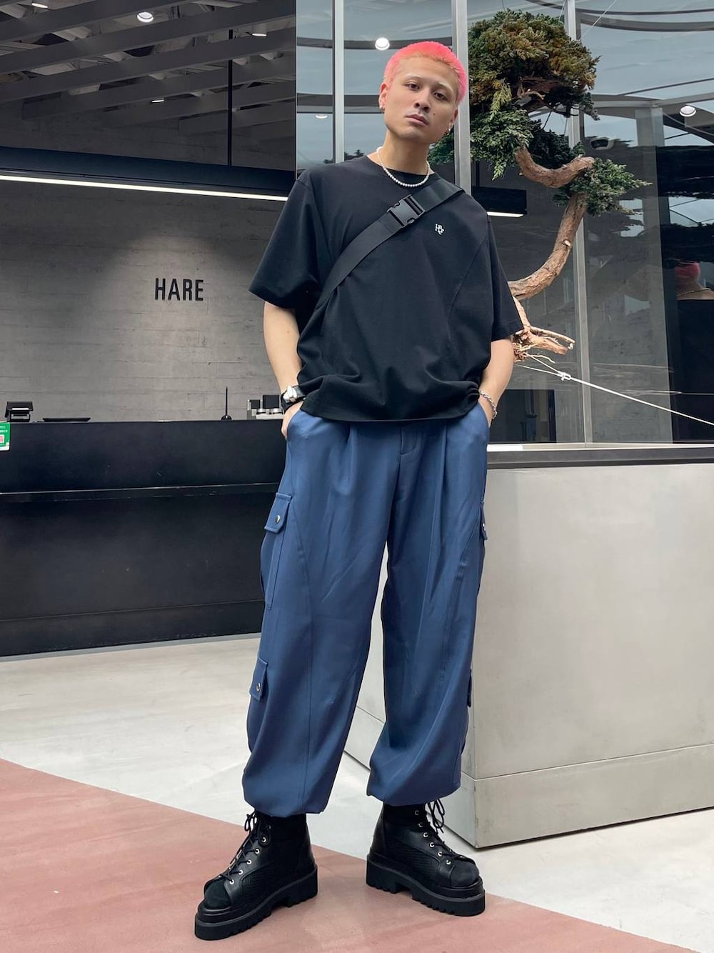 ブラック系のTシャツ/カットソー、ブラック系のサンダル、ブラック系のメッセンジャーバッグを着用したメンズの夏コーディネートの1枚目の写真