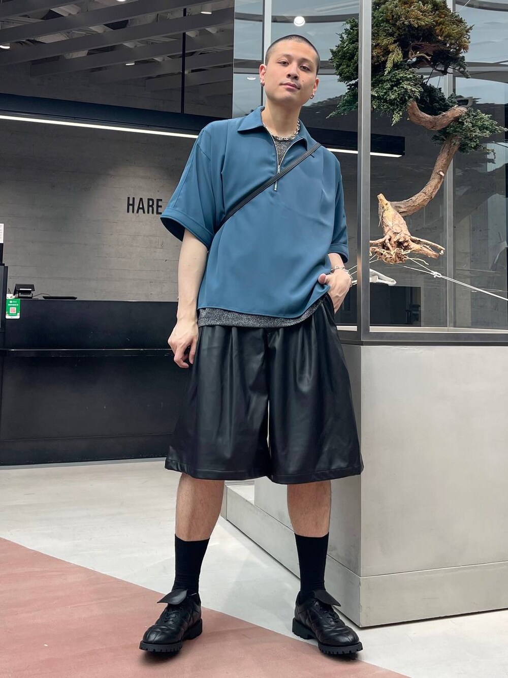 ブラック系のショルダーバッグ、ブラック系のその他パンツ、ブルー系のシャツ/ブラウスを着用したメンズの夏コーディネートの1枚目の写真