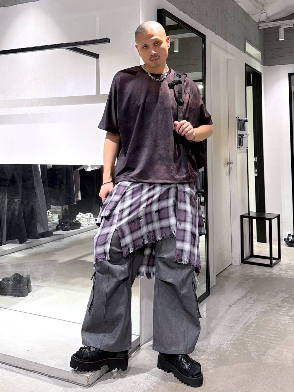 ブラック系のバックパック/リュック、グレー系のデニムパンツ、ブラック系のサンダルを着用したメンズの春コーディネートの1枚目の写真