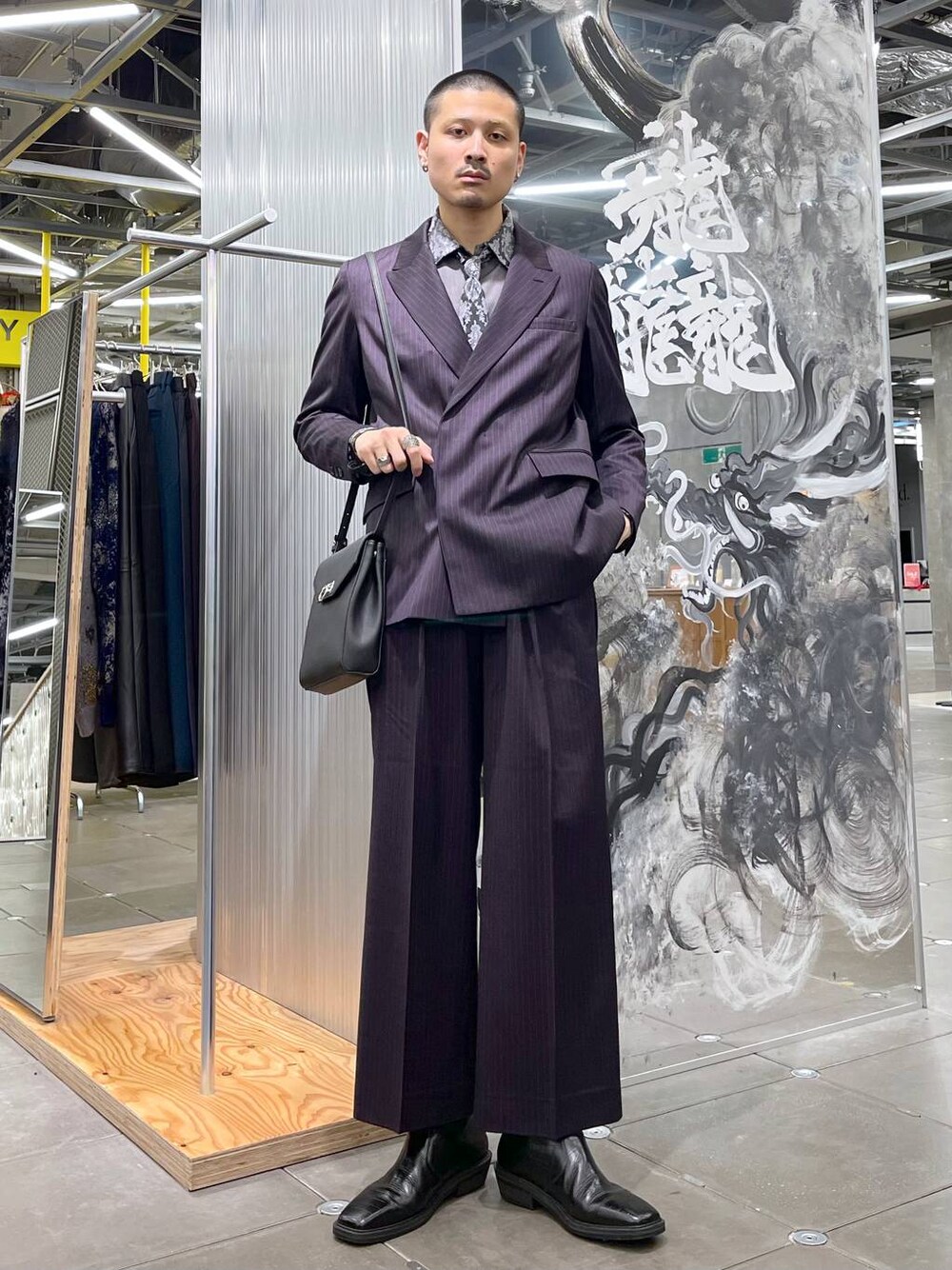 ブラック系のブーツ、グレー系のシャツ/ブラウス、ブラック系のショルダーバッグを着用したメンズの秋コーディネートの1枚目の写真
