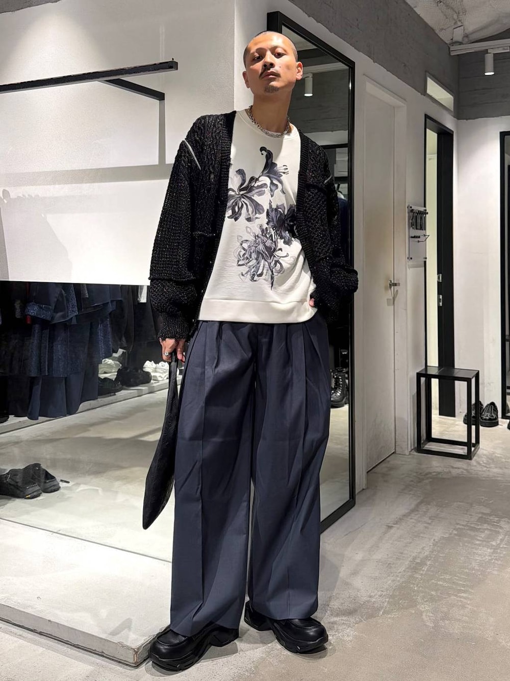 ブルー系のスラックス、ブラック系のローファー、ホワイト系のTシャツ/カットソーを着用したメンズの秋コーディネートの1枚目の写真
