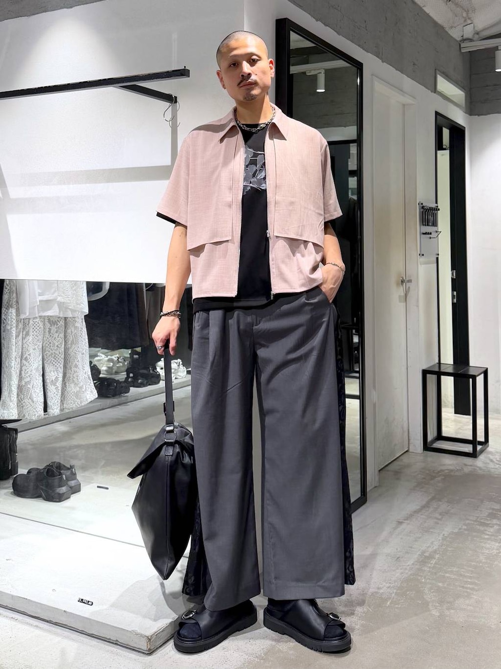 グレー系のその他パンツ、ブラック系のサンダル、ブラック系のトートバッグを着用したメンズの夏コーディネートの1枚目の写真