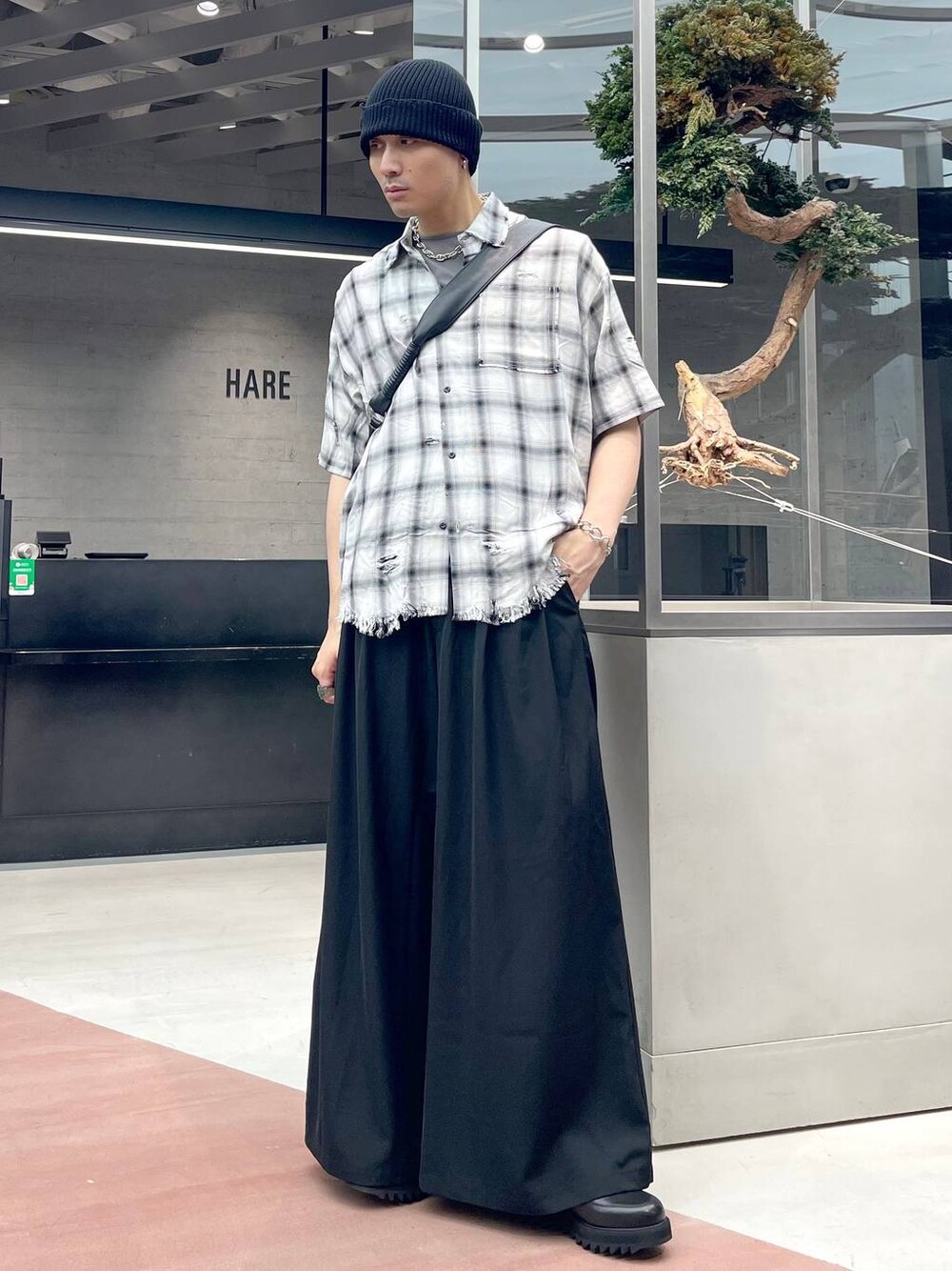 ホワイト系のシャツ/ブラウス、ブラック系のスラックス、グレー系のTシャツ/カットソーを着用したメンズの夏コーディネートの1枚目の写真