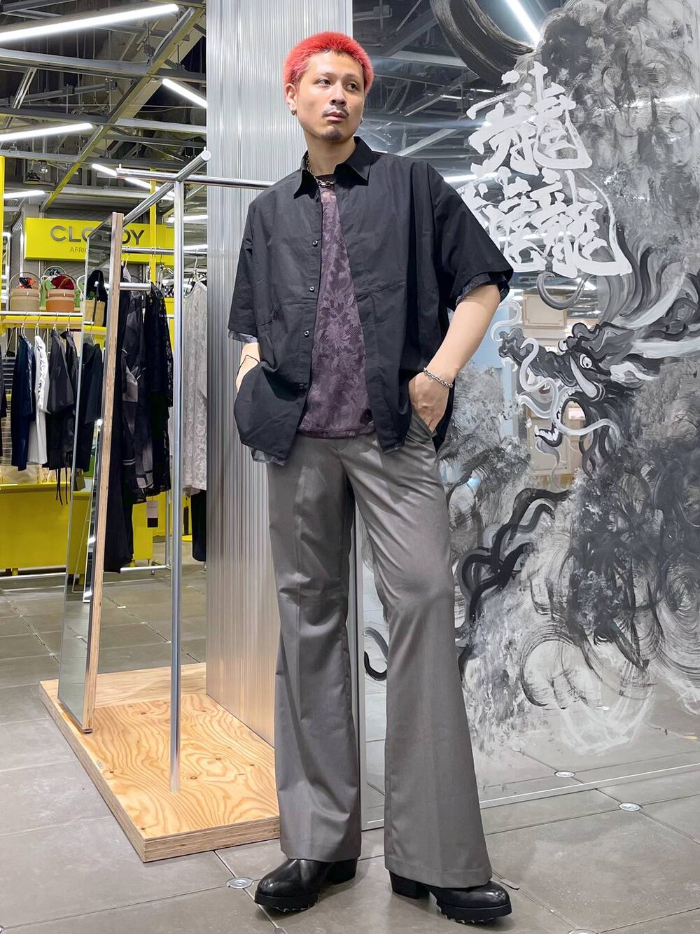 ブラック系のドレスシューズ、グレー系のスラックス、パープル系のTシャツ/カットソーを着用したメンズの夏コーディネートの1枚目の写真