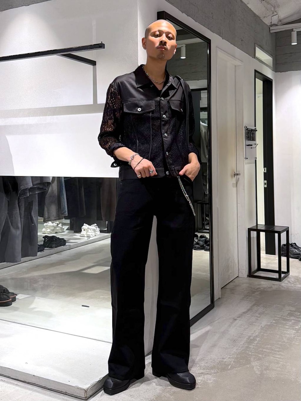 ブラック系のシャツ/ブラウス、ブラック系のサンダル、ブラック系のデニムパンツを着用したメンズの夏コーディネートの1枚目の写真