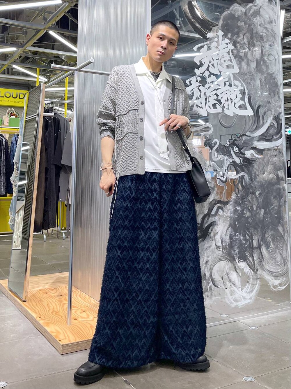 ホワイト系のシャツ/ブラウス、ブラック系のショルダーバッグ、ブルー系のその他パンツを着用したメンズの夏コーディネートの1枚目の写真