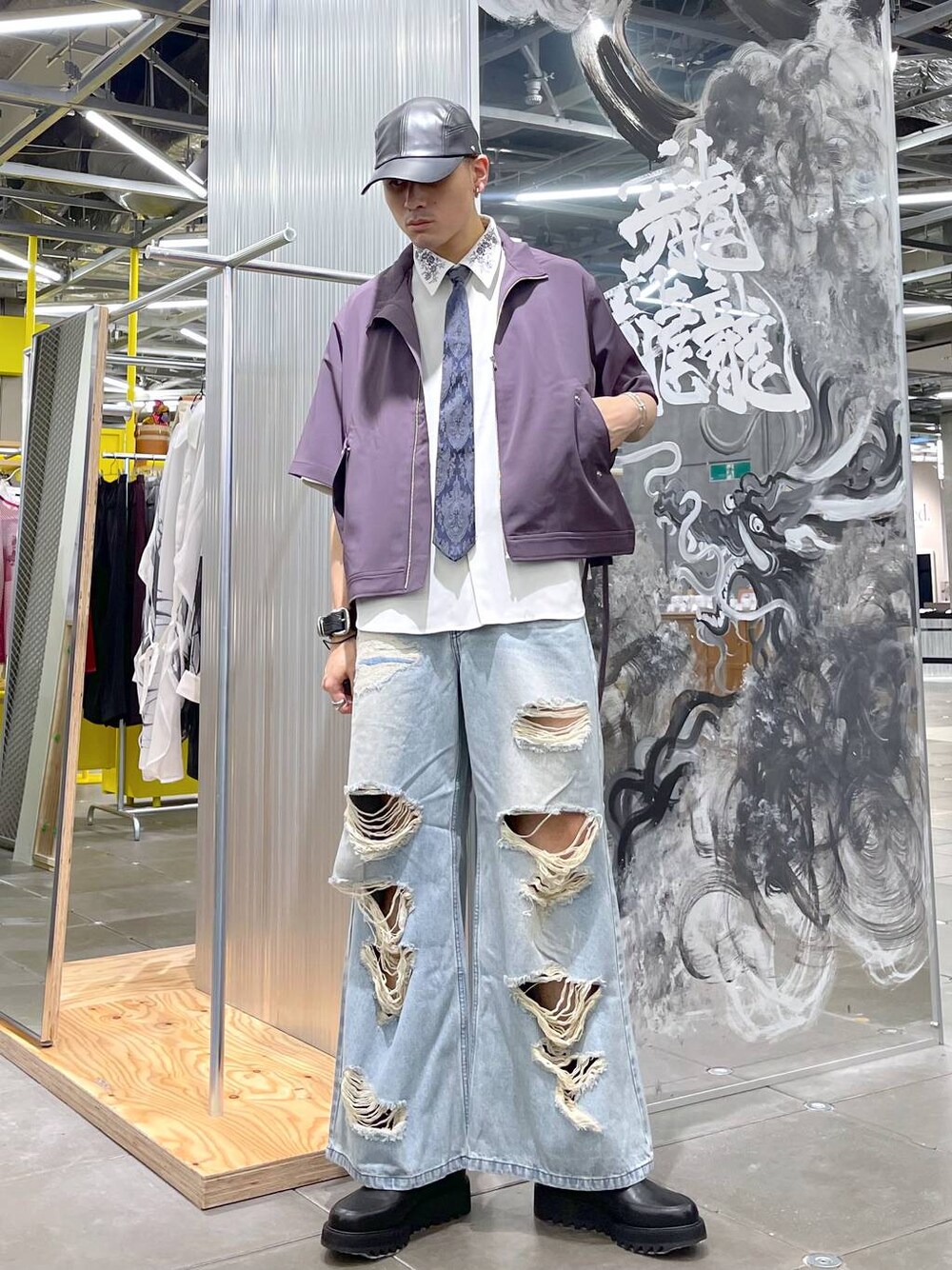 ホワイト系のシャツ/ブラウス、ブラック系のドレスシューズ、ブルー系のデニムパンツを着用したメンズの夏コーディネートの1枚目の写真