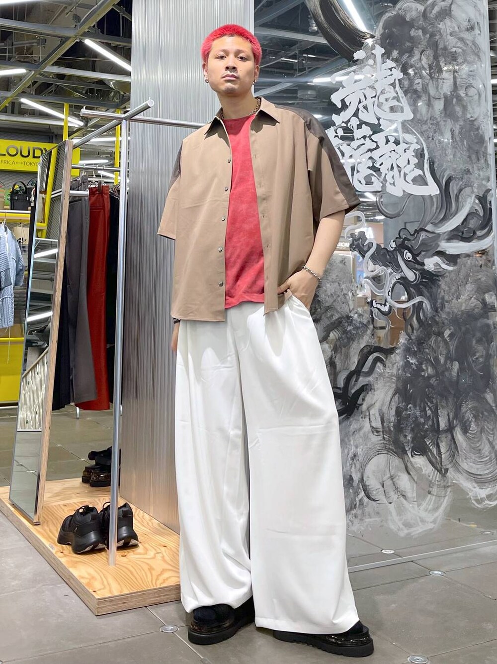 ベージュ系のシャツ/ブラウス、ブラック系のサンダル、レッド系のTシャツ/カットソーを着用したメンズの春コーディネートの1枚目の写真