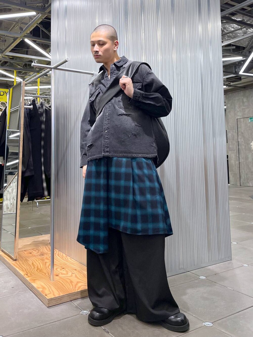 ブラック系のドレスシューズ、ブラック系のショルダーバッグ、その他のスラックスを着用したメンズの冬コーディネートの1枚目の写真