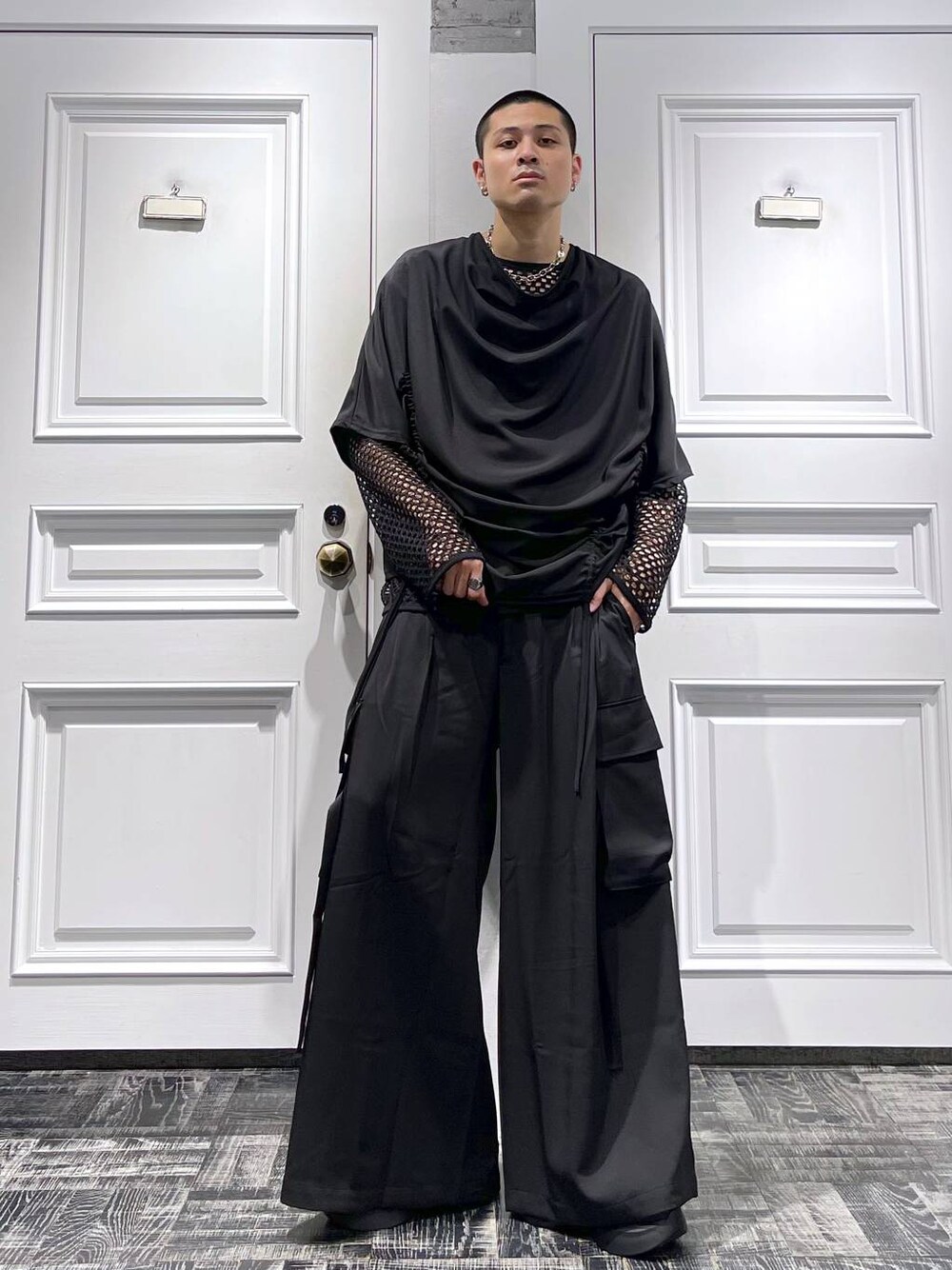 ブラック系のサンダル、ブラック系のTシャツ/カットソー、ブラック系のTシャツ/カットソーを着用したメンズの春コーディネートの1枚目の写真