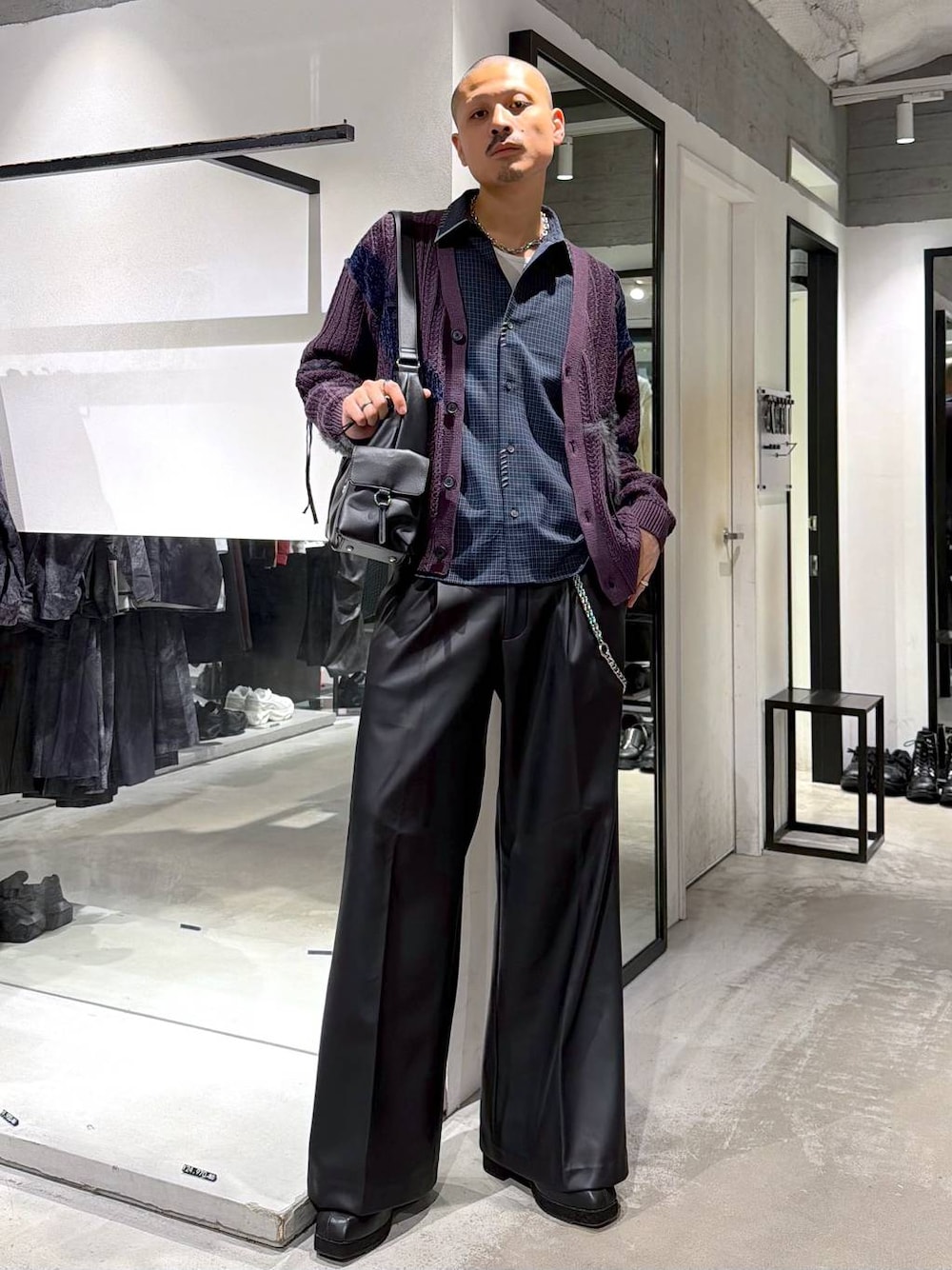 ブルー系のシャツ/ブラウス、ブラック系のショルダーバッグ、ブラック系のブーツを着用したメンズの秋コーディネートの1枚目の写真