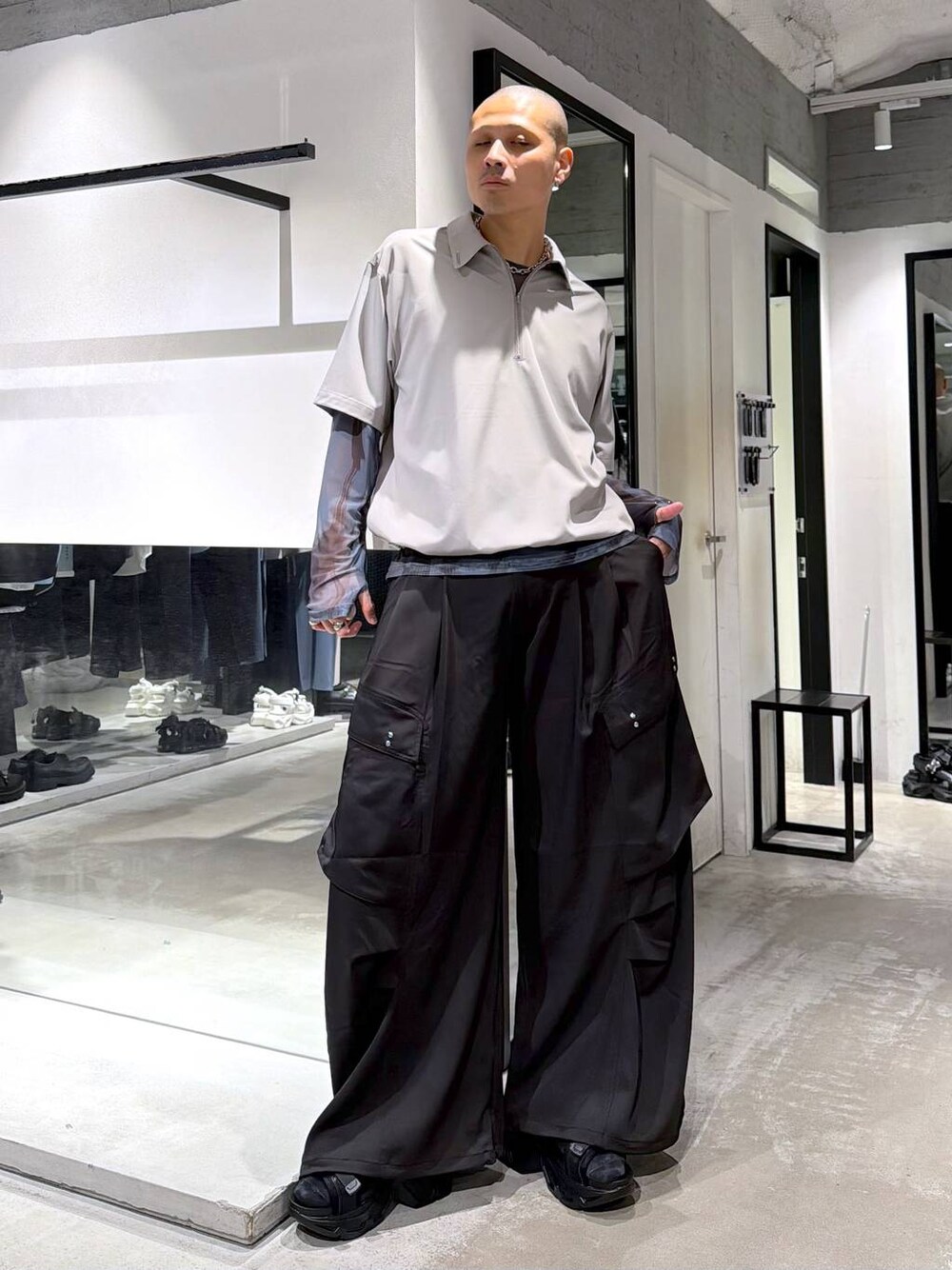 ブラック系のサンダル、ブラック系のカーゴパンツ、ホワイト系のシャツ/ブラウスを着用したメンズの春コーディネートの1枚目の写真