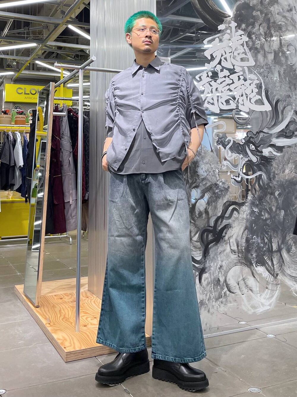 ブラック系のドレスシューズ、ブルー系のデニムパンツ、グレー系のシャツ/ブラウスを着用したメンズの夏コーディネートの1枚目の写真