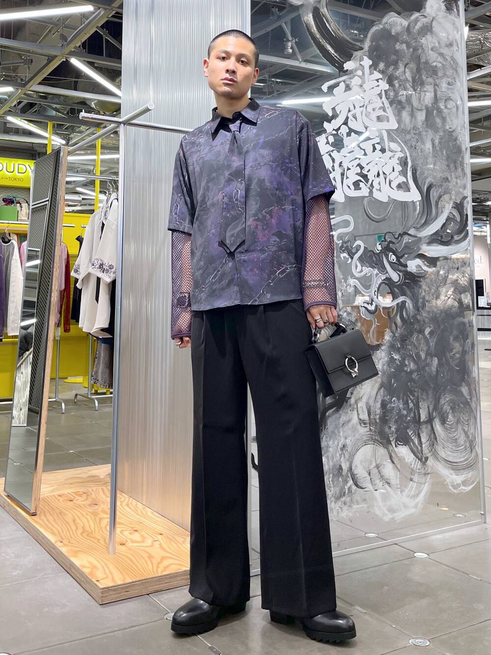 ブラック系のスラックス、ブラック系のドレスシューズ、ブラック系のショルダーバッグを着用したメンズの夏コーディネートの1枚目の写真