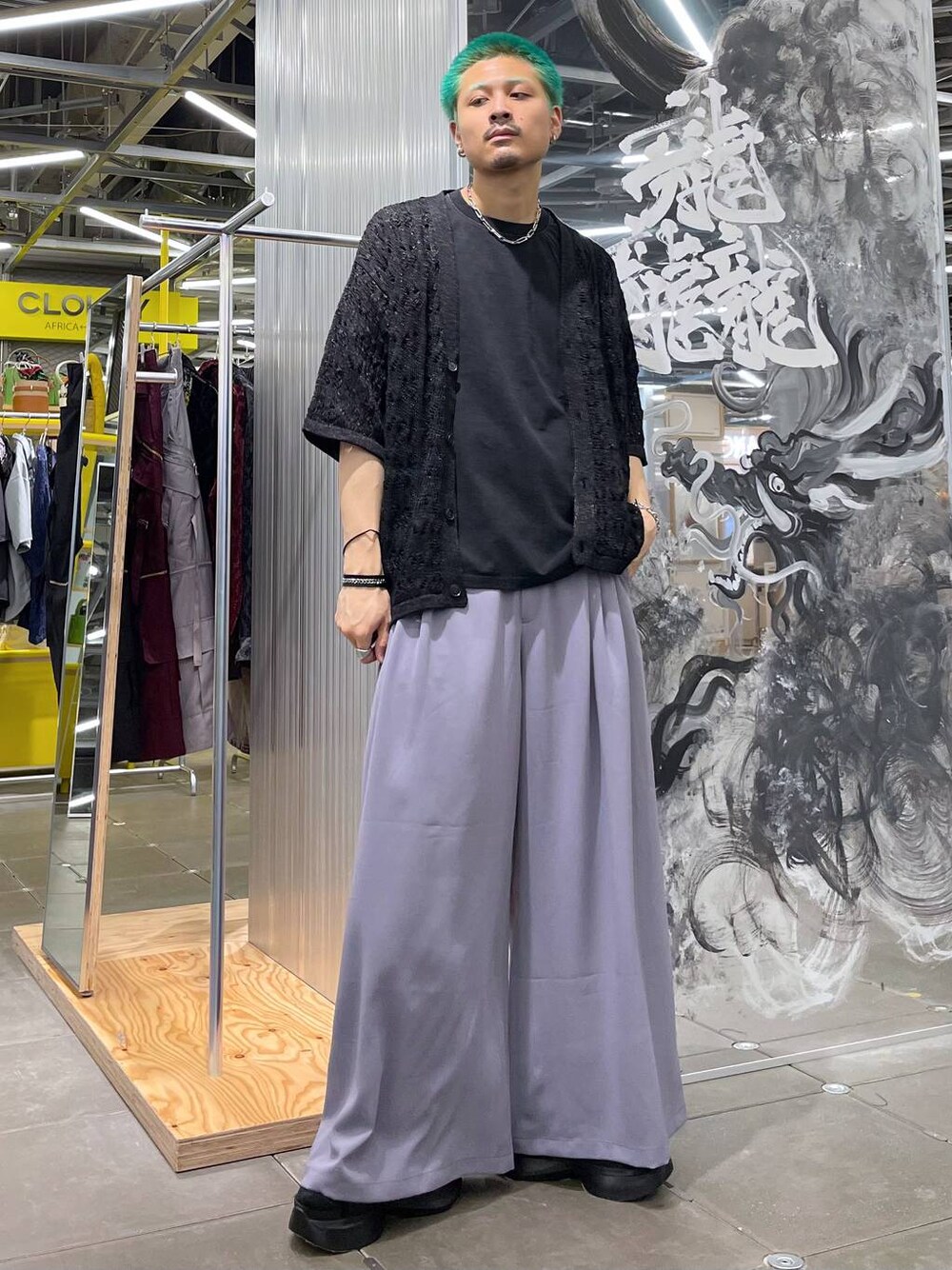 パープル系のスラックス、ブラック系のサンダル、ブラック系のカーディガン/ボレロを着用したメンズの夏コーディネートの1枚目の写真