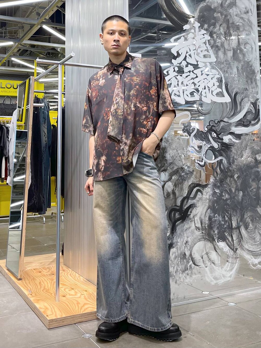 レッド系のシャツ/ブラウス、ブルー系のデニムパンツ、ブラック系のドレスシューズを着用したメンズの夏コーディネートの1枚目の写真