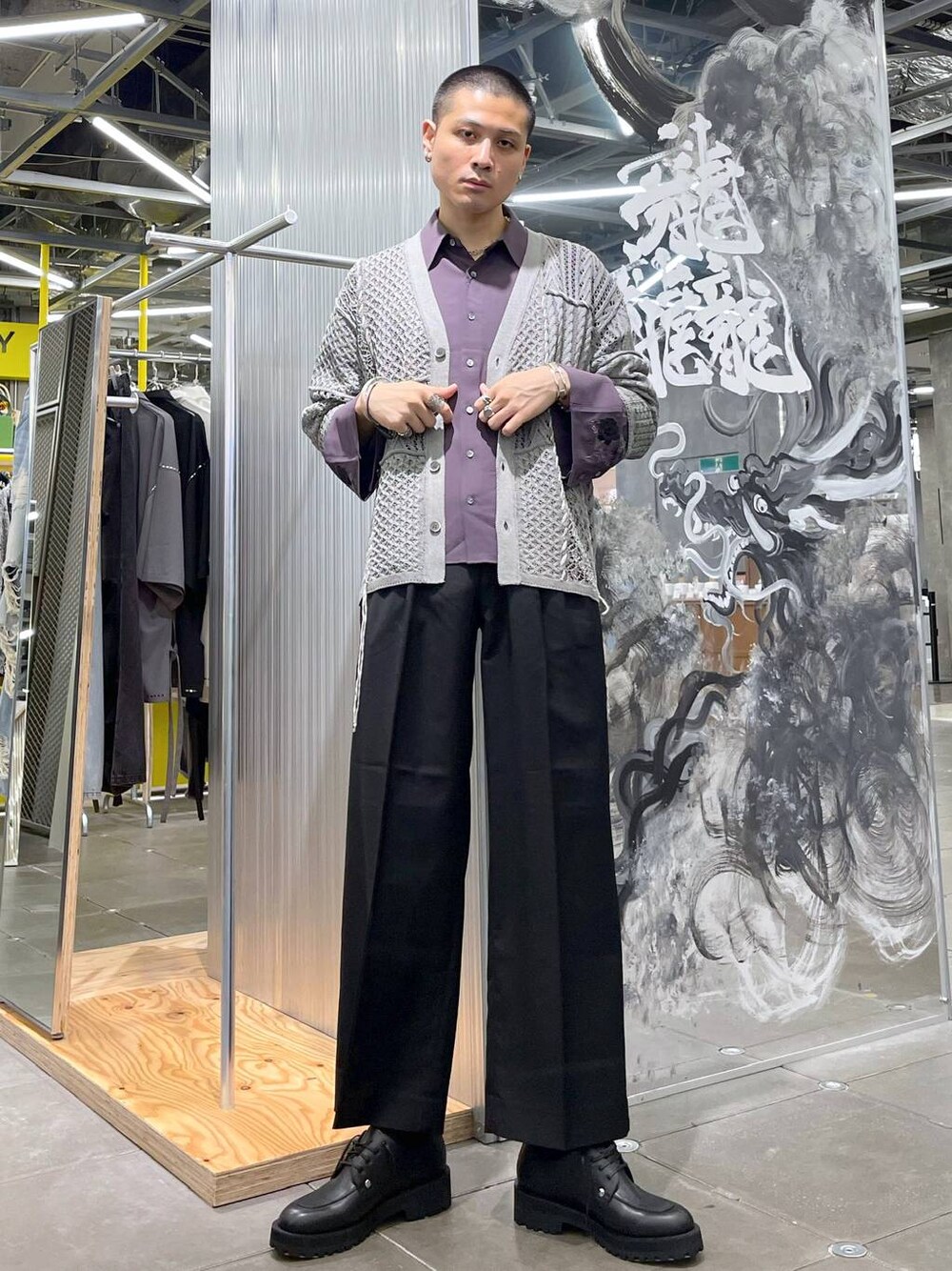 グレー系のカーディガン/ボレロ、パープル系のシャツ/ブラウス、ブラック系のスラックスを着用したメンズの夏コーディネートの1枚目の写真