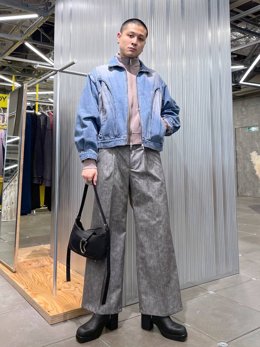 グレー系のその他パンツ、ブラック系のブーツ、ブラック系のショルダーバッグを着用したメンズの冬コーディネートの1枚目の写真