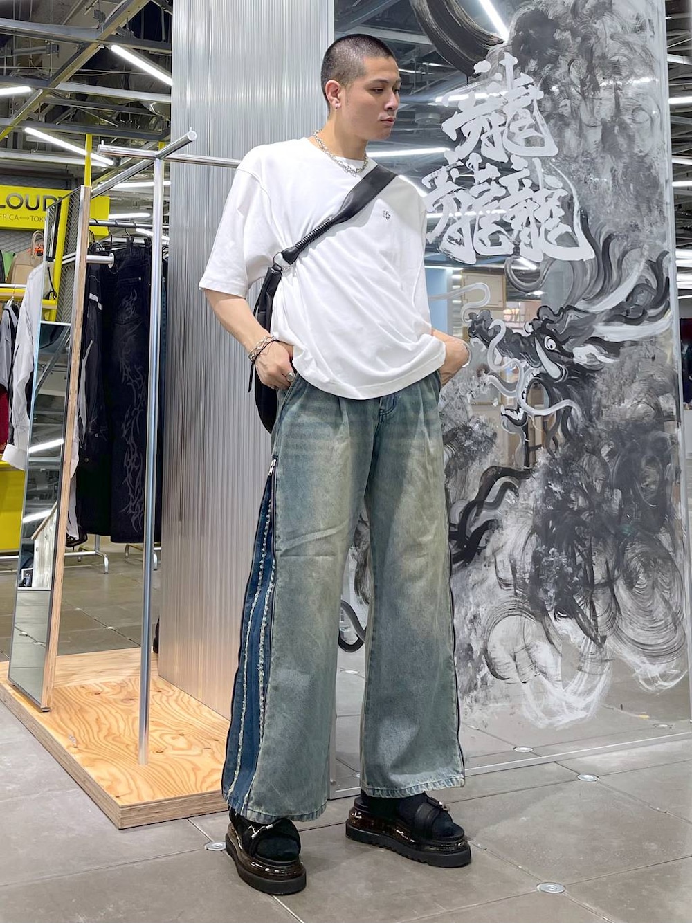 ブルー系のデニムパンツ、ホワイト系のTシャツ/カットソー、ブラック系のサンダルを着用したメンズの夏コーディネートの1枚目の写真