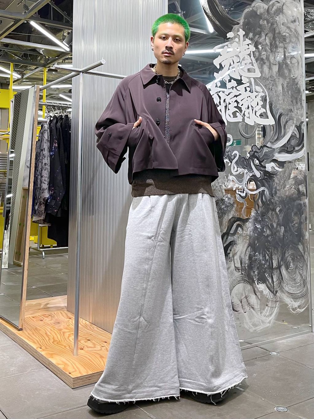 ブラウン系のニット/セーター、グレー系のスウェットパンツ、レッド系のブルゾンを着用したメンズの秋コーディネートの1枚目の写真