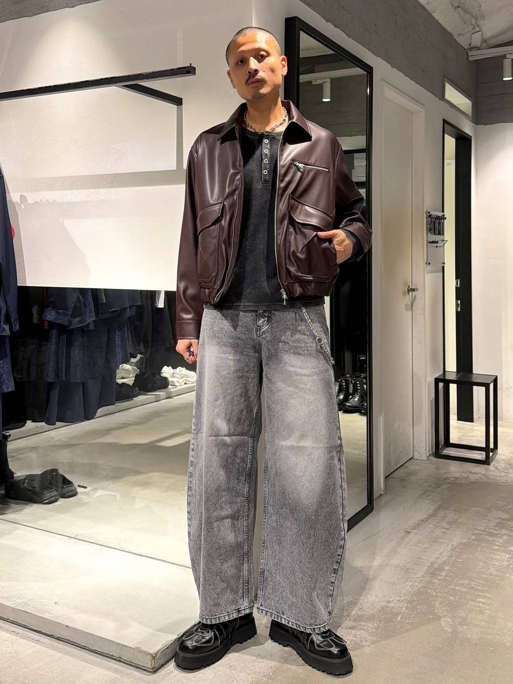 ブラック系のローファー、グレー系のデニムパンツ、ブラック系のTシャツ/カットソーを着用したメンズの秋コーディネートの1枚目の写真