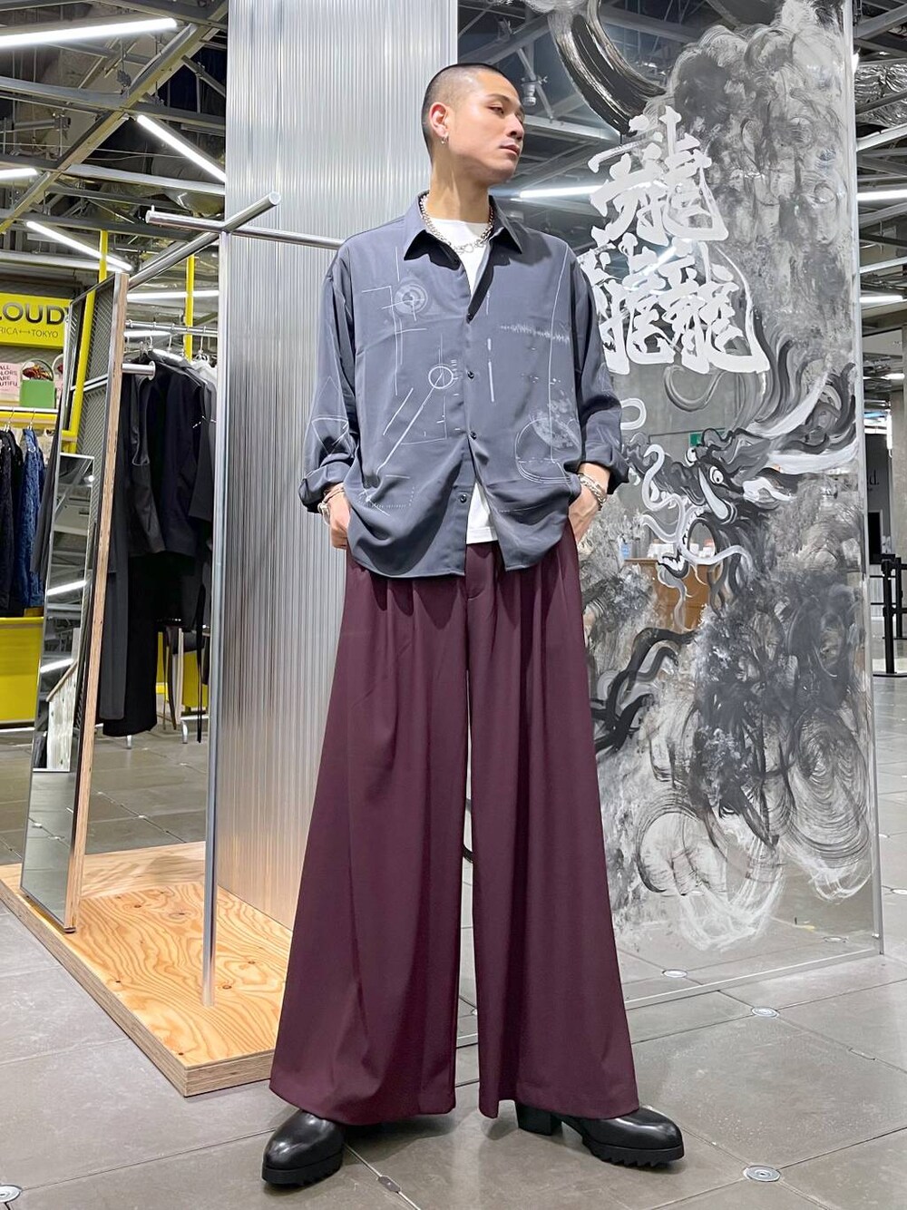 ホワイト系のTシャツ/カットソー、ブラック系のドレスシューズ、レッド系のその他パンツを着用したメンズの夏コーディネートの1枚目の写真