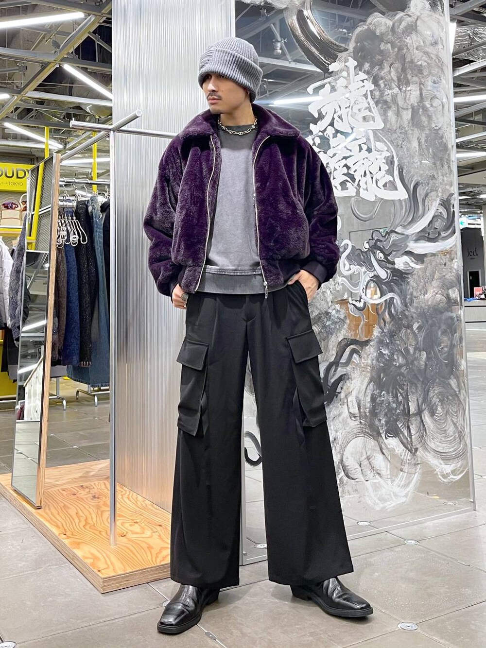 グレー系のスウェット、ブラック系のブーツ、ブラック系のカーゴパンツを着用したメンズの冬コーディネートの1枚目の写真