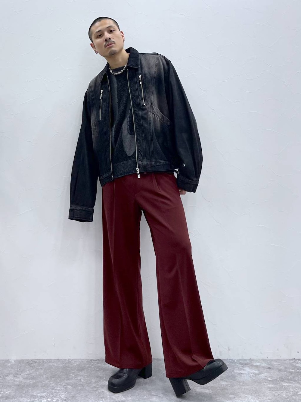 ブラック系のブーツ、ブラック系のニット/セーター、ブラック系のデニムジャケットを着用したメンズの秋コーディネートの1枚目の写真