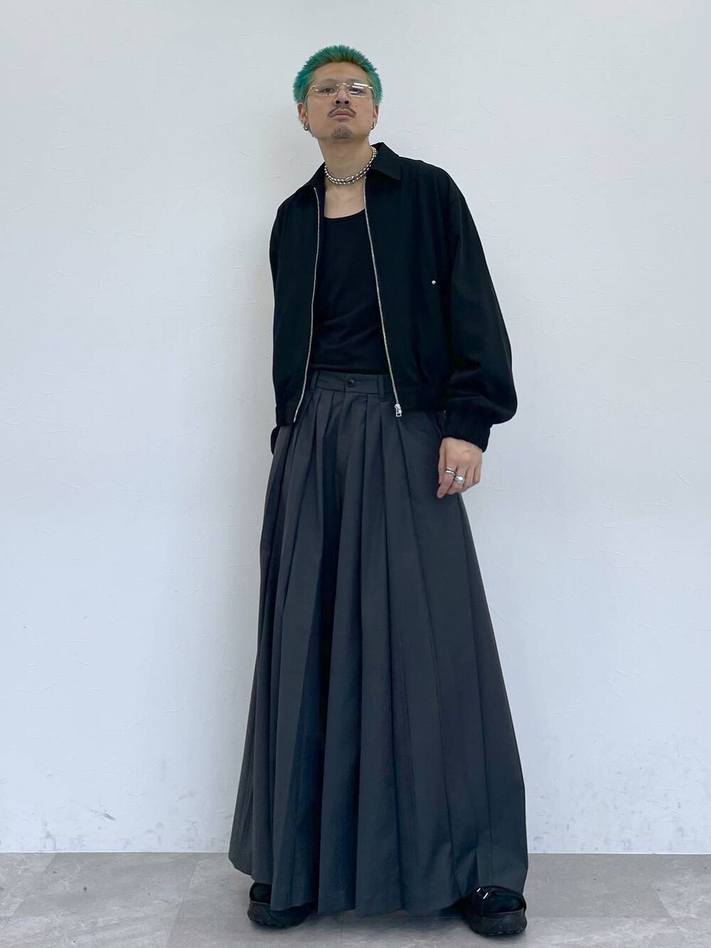 ブラック系のサンダル、グレー系のその他パンツ、ブラック系のブルゾンを着用したメンズの夏コーディネートの1枚目の写真