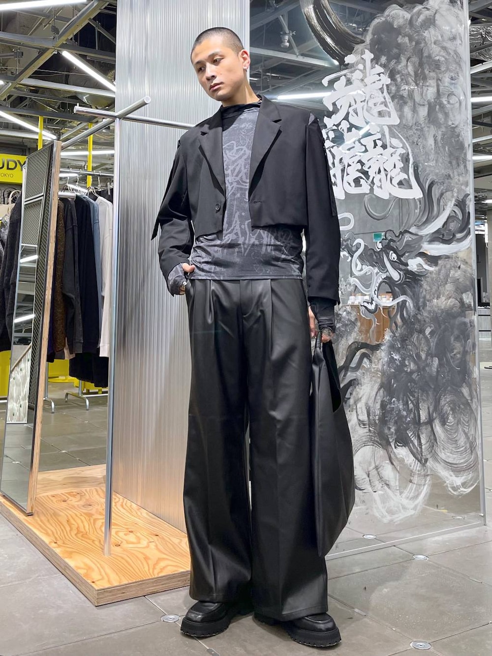 ブラック系のトートバッグ、ブラック系のドレスシューズ、ブラック系のテーラードジャケットを着用したメンズの秋コーディネートの1枚目の写真