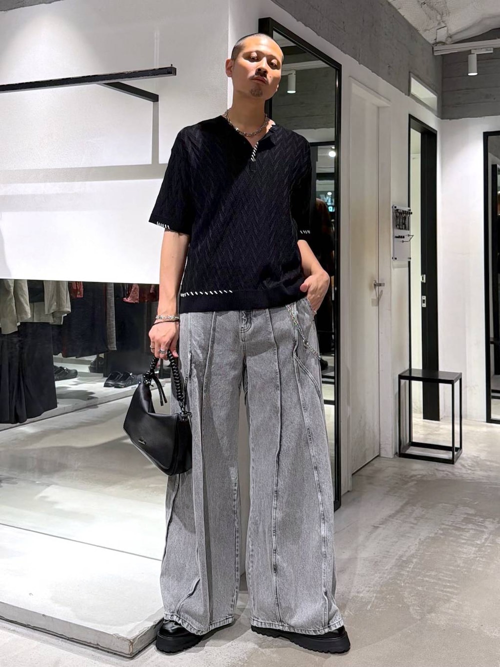 ブラック系のローファー、ブラック系のショルダーバッグ、グレー系のデニムパンツを着用したメンズの夏コーディネートの1枚目の写真