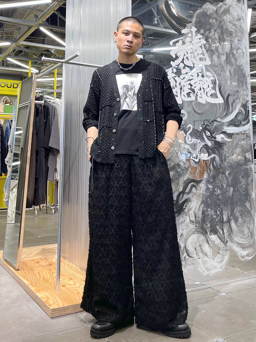 ブラック系のTシャツ/カットソー、ブラック系のその他パンツ、ブラック系のカーディガン/ボレロを着用したメンズの夏コーディネートの1枚目の写真