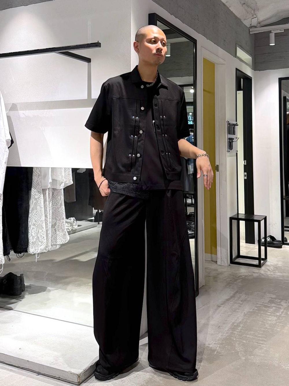 ブラック系のサンダル、ブラック系のスラックス、ブラック系のシャツ/ブラウスを着用したメンズの夏コーディネートの1枚目の写真