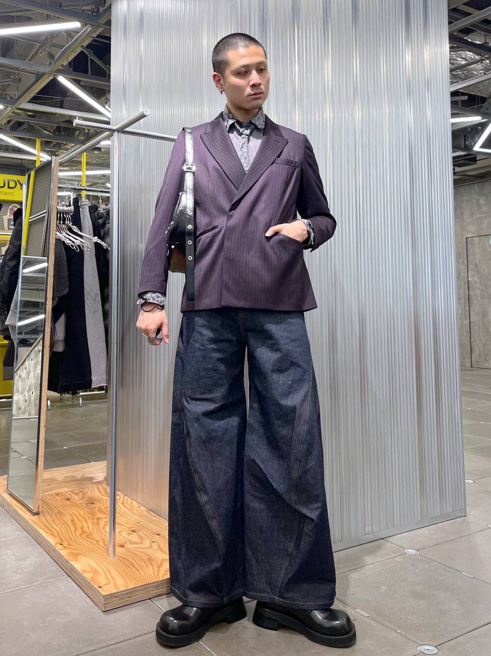 ブラック系のショルダーバッグ、グレー系のシャツ/ブラウス、ブラック系のドレスシューズを着用したメンズの冬コーディネートの1枚目の写真