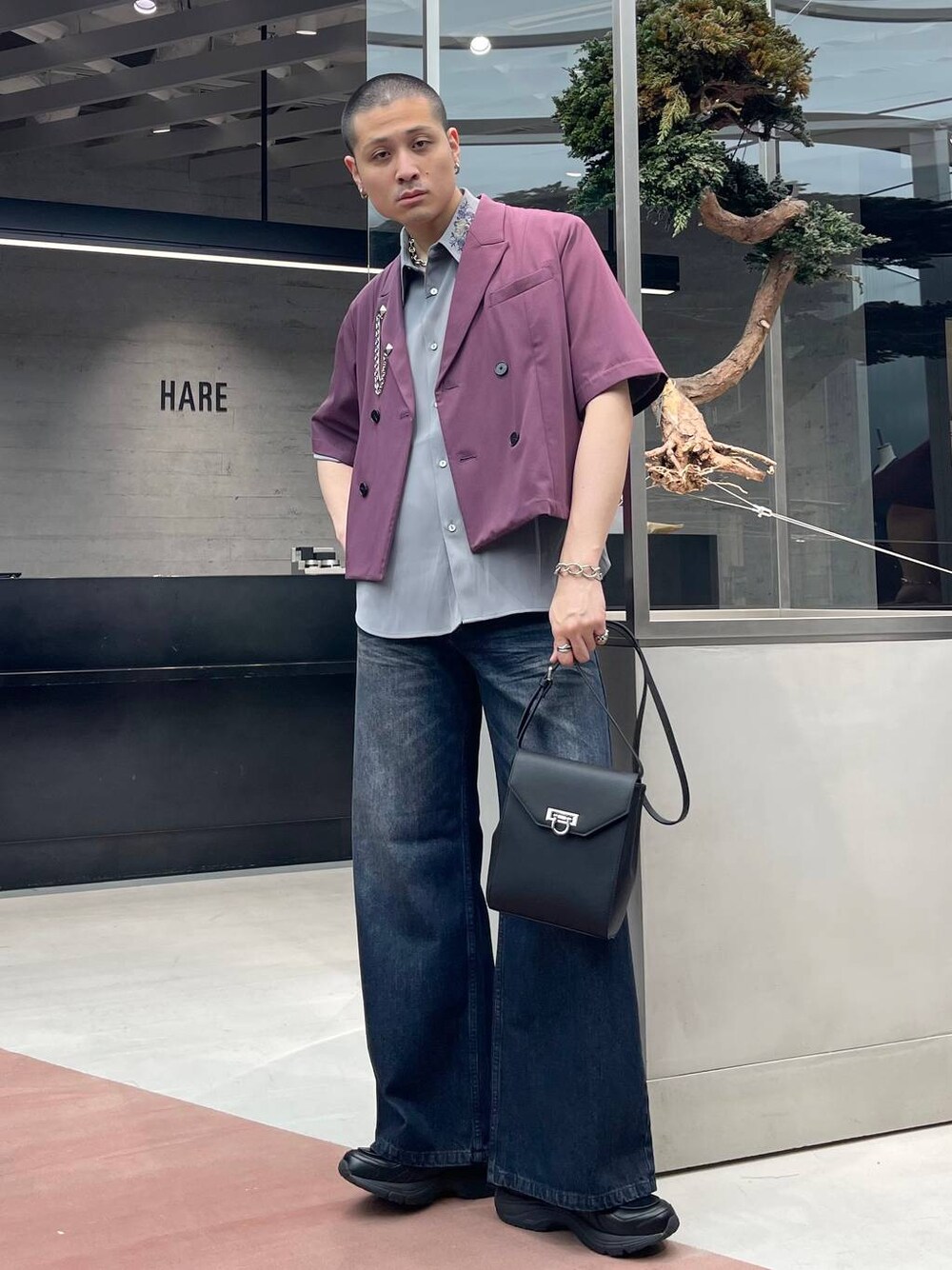 グレー系のシャツ/ブラウス、ブルー系のデニムパンツ、ブラック系のショルダーバッグを着用したメンズの夏コーディネートの1枚目の写真