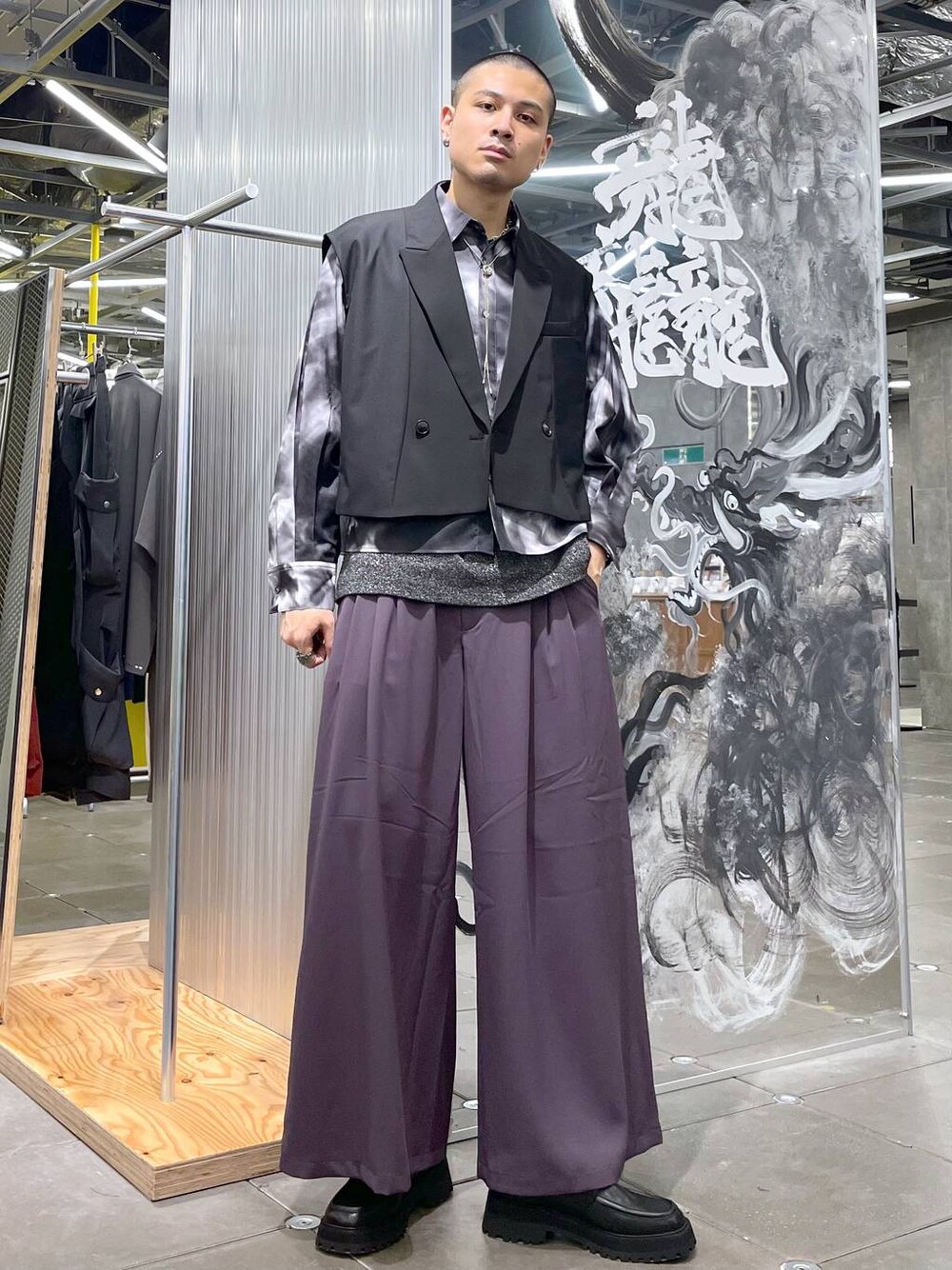 ブラック系のベスト、ブラック系のドレスシューズ、ホワイト系のシャツ/ブラウスを着用したメンズの夏コーディネートの1枚目の写真