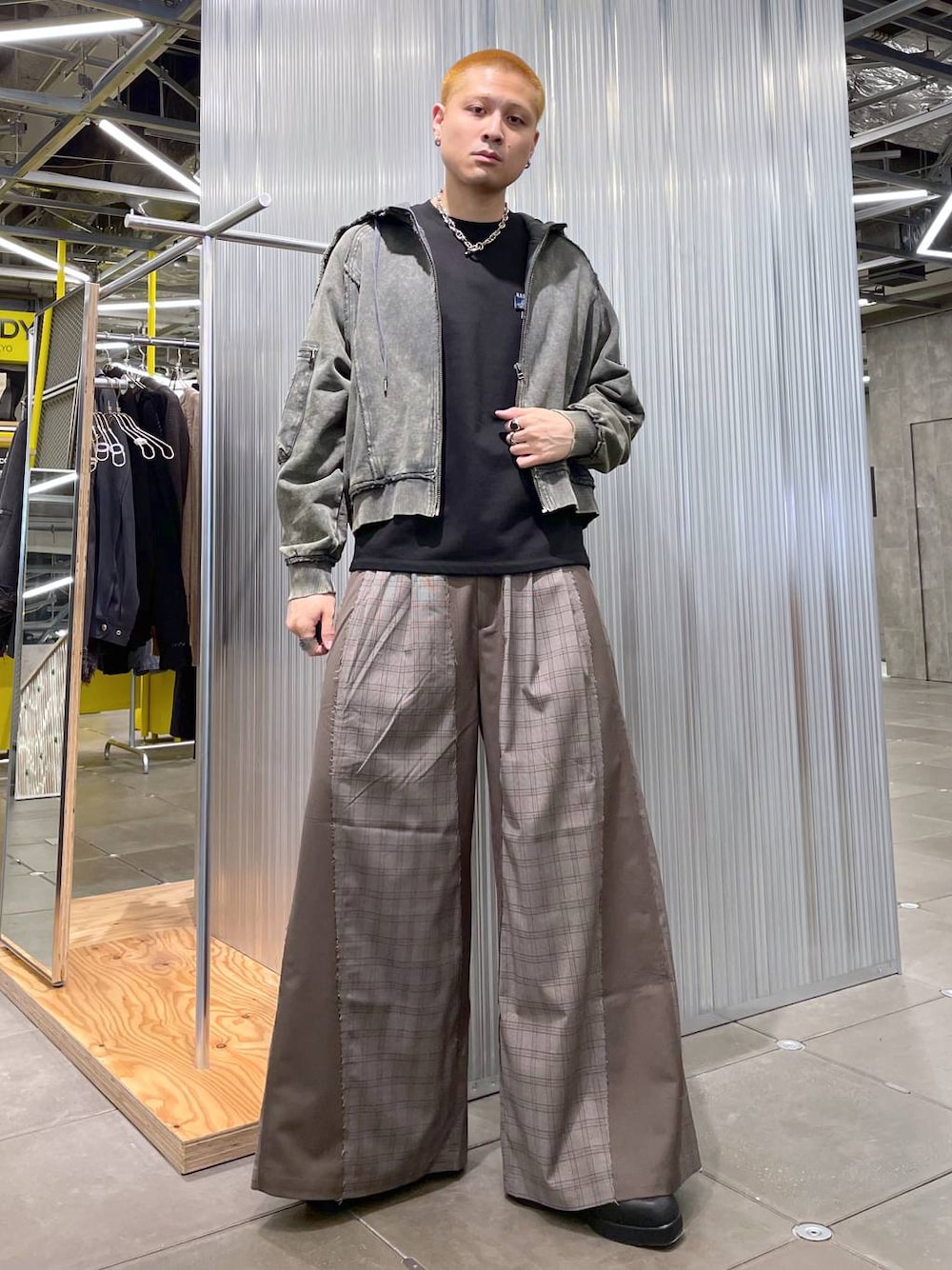 ブラック系のブーツ、ブラウン系のその他パンツ、ブラック系のTシャツ/カットソーを着用したメンズの冬コーディネートの1枚目の写真