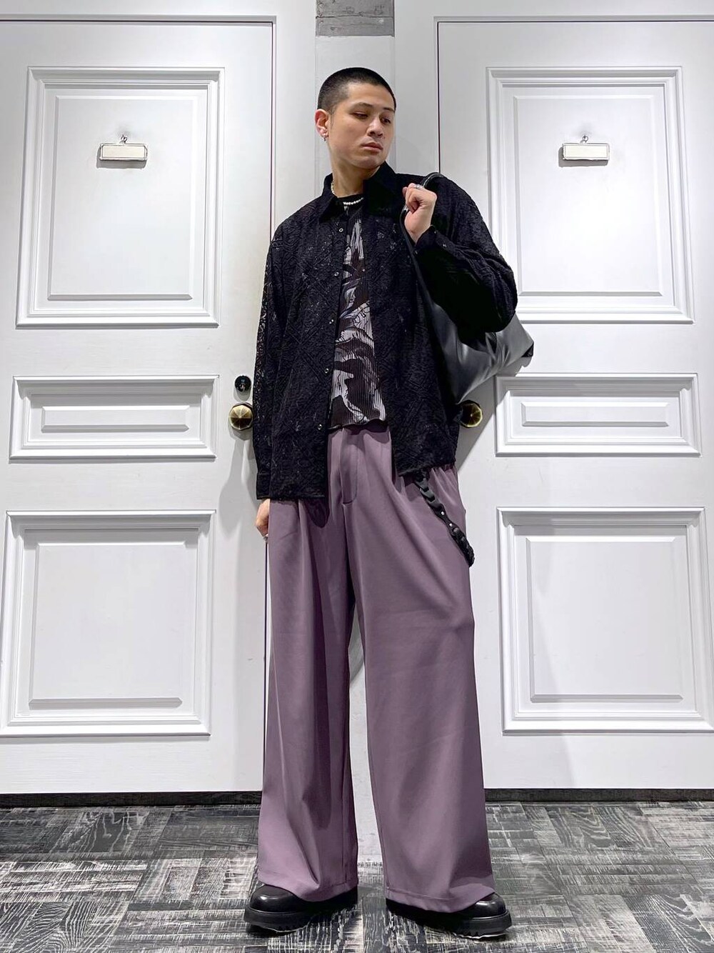 パープル系のその他パンツ、ブラック系のシャツ/ブラウス、ブラック系のドレスシューズを着用したメンズの春コーディネートの1枚目の写真