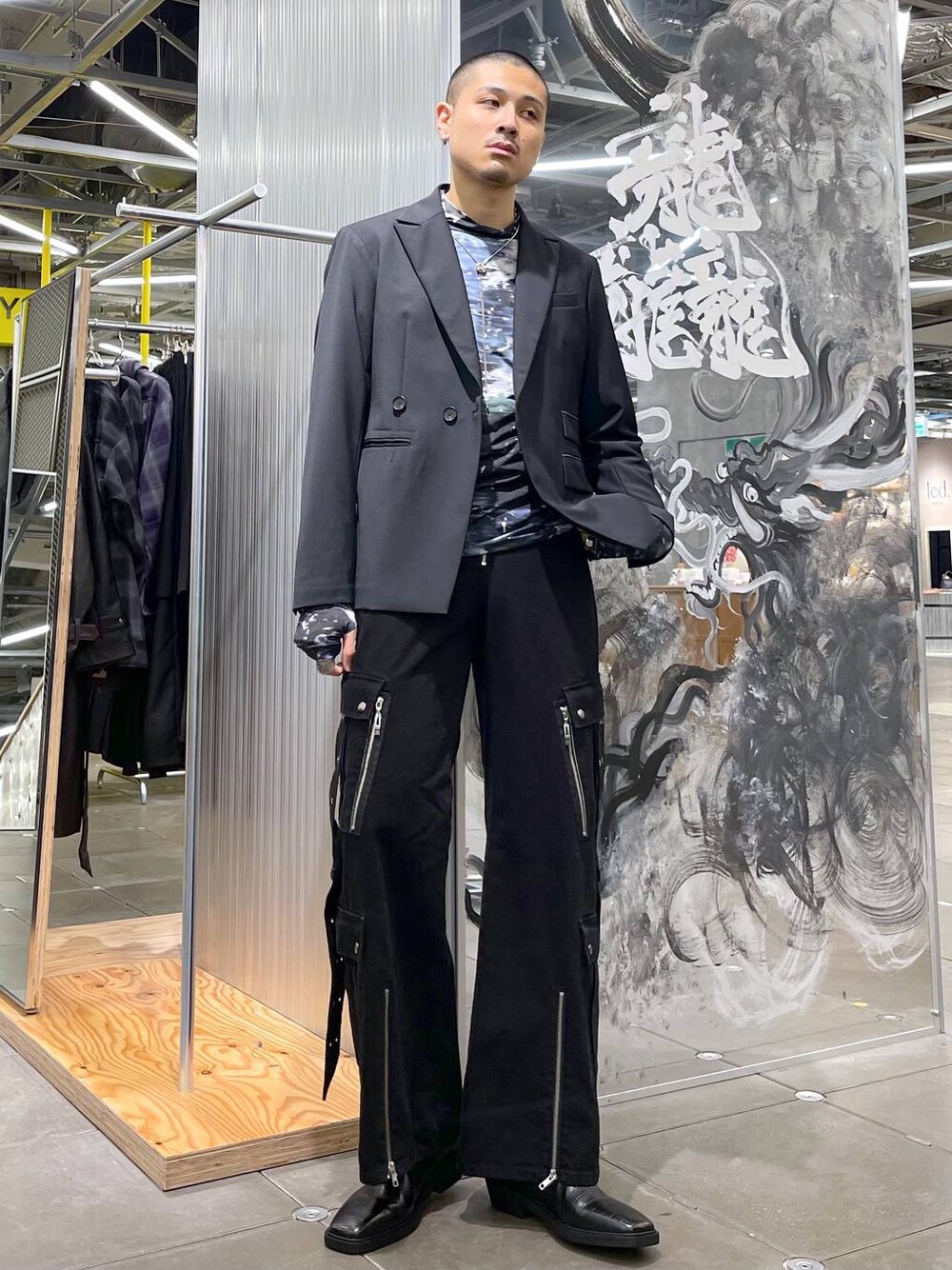 ブラック系のブーツ、ブルー系のTシャツ/カットソー、ブラック系のデニムパンツを着用したメンズの秋コーディネートの1枚目の写真