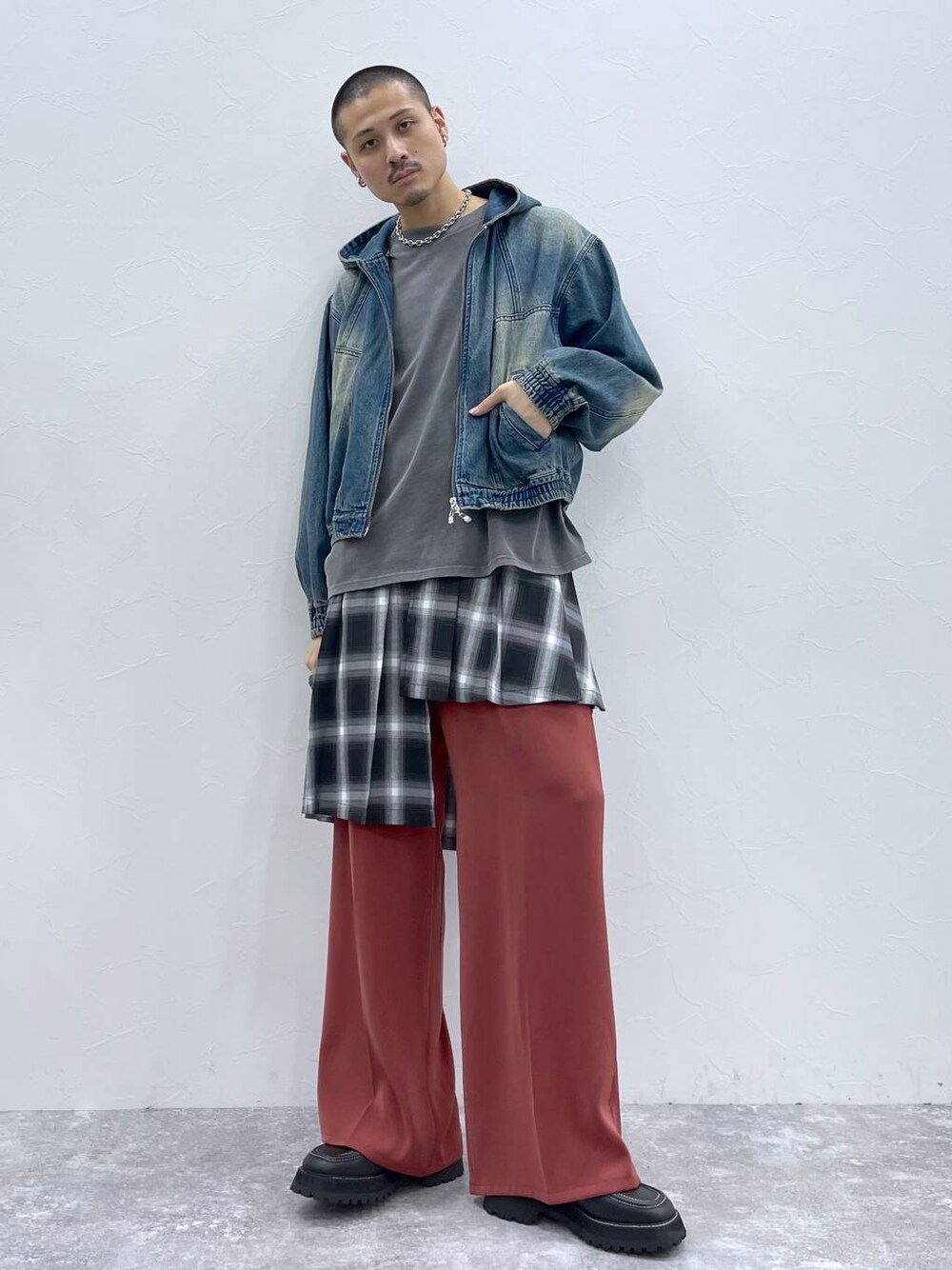 オレンジ系のスラックス、ブラック系のドレスシューズ、グレー系のスカートを着用したメンズの夏コーディネートの1枚目の写真