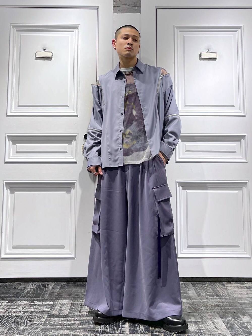 グレー系のシャツ/ブラウス、ブラック系のドレスシューズ、パープル系のカーゴパンツを着用したメンズの春コーディネートの1枚目の写真