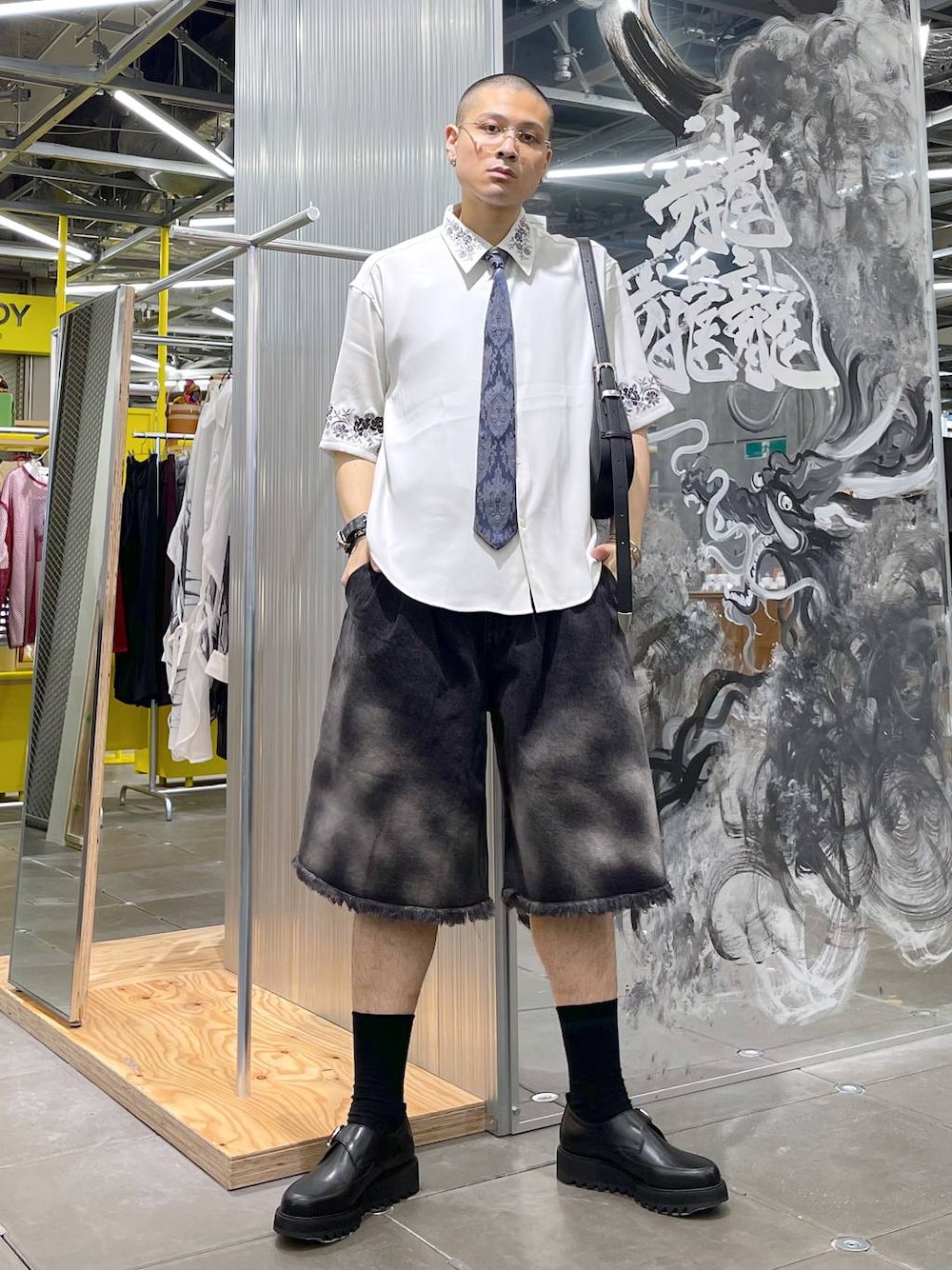 ホワイト系のシャツ/ブラウス、ブラック系のドレスシューズ、ブルー系のシャツ/ブラウスを着用したメンズの夏コーディネートの1枚目の写真