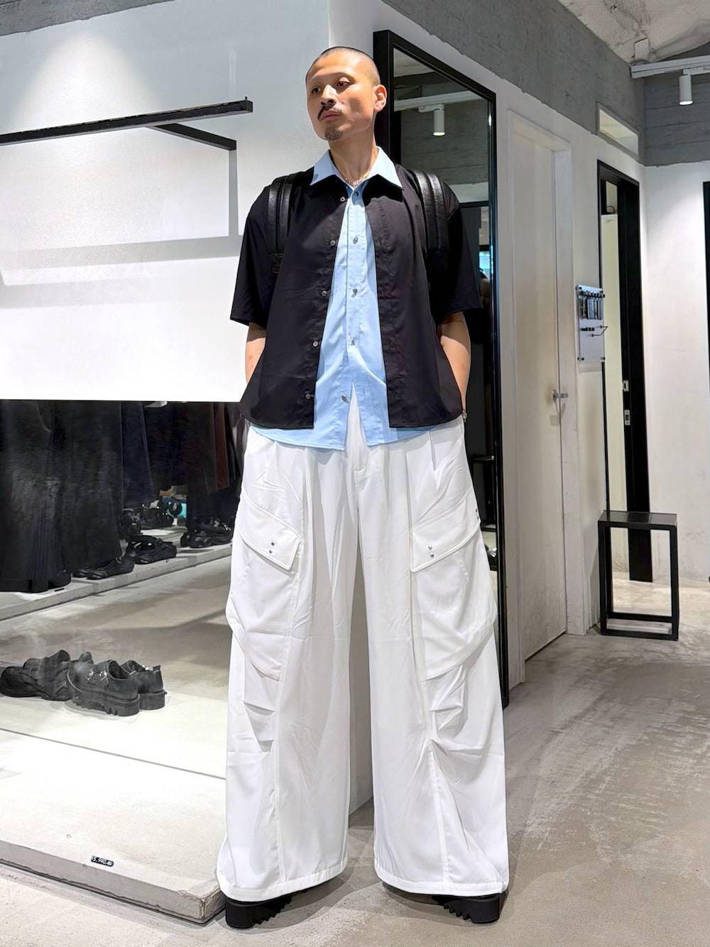 ブラック系のシャツ/ブラウス、ブラック系のサンダル、ブラック系のショルダーバッグを着用したメンズの夏コーディネートの1枚目の写真