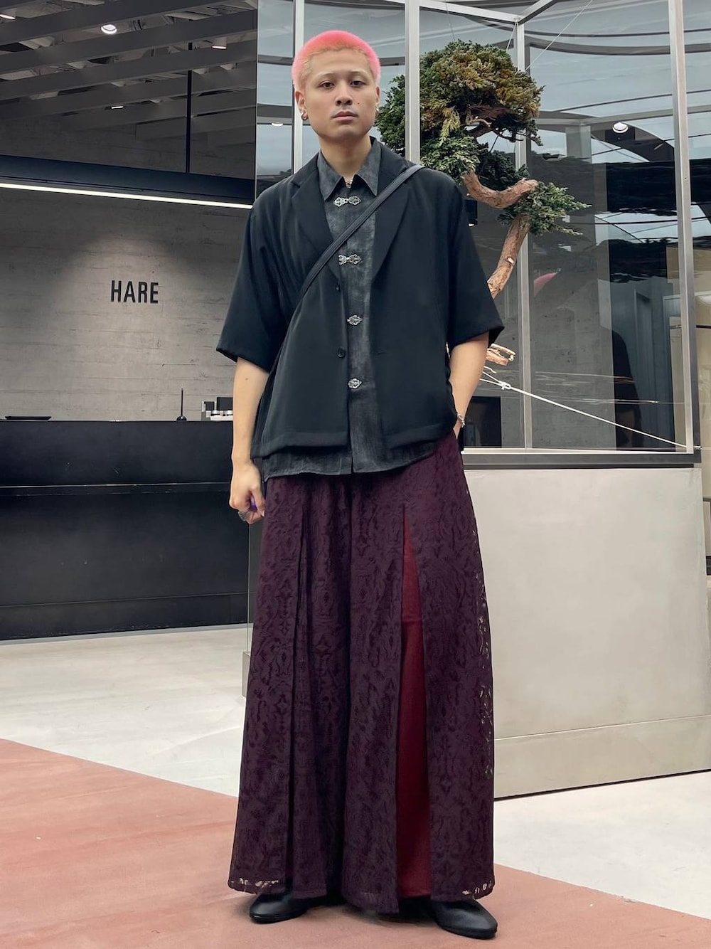 レッド系のその他パンツ、ブラック系のテーラードジャケット、グレー系のシャツ/ブラウスを着用したメンズの夏コーディネートの1枚目の写真