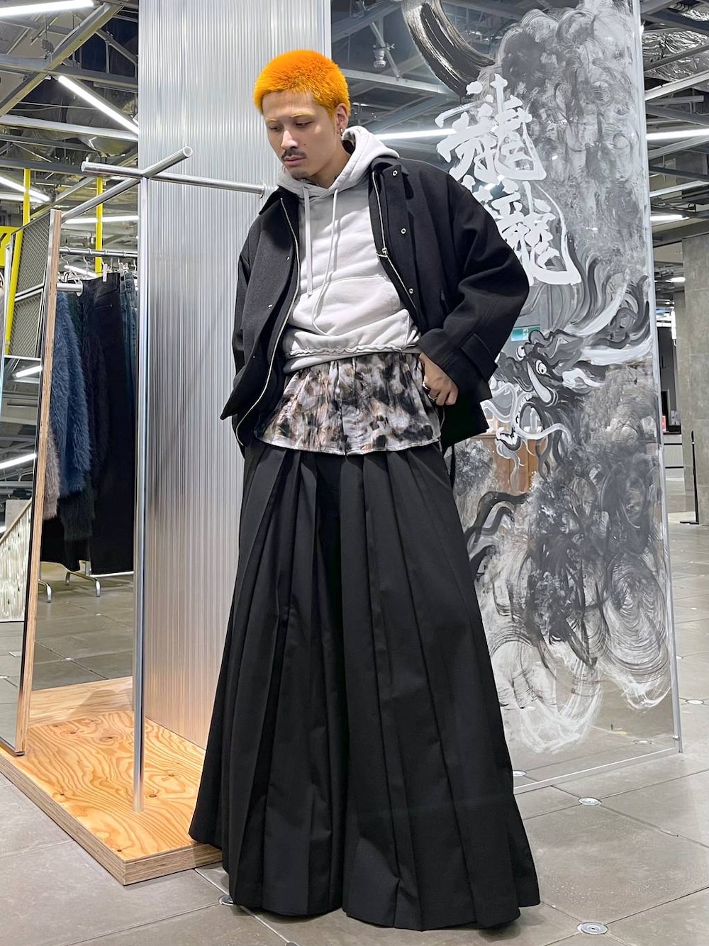 ブラック系のその他パンツ、ブラック系のブルゾン、グレー系のパーカーを着用したメンズの秋コーディネートの1枚目の写真