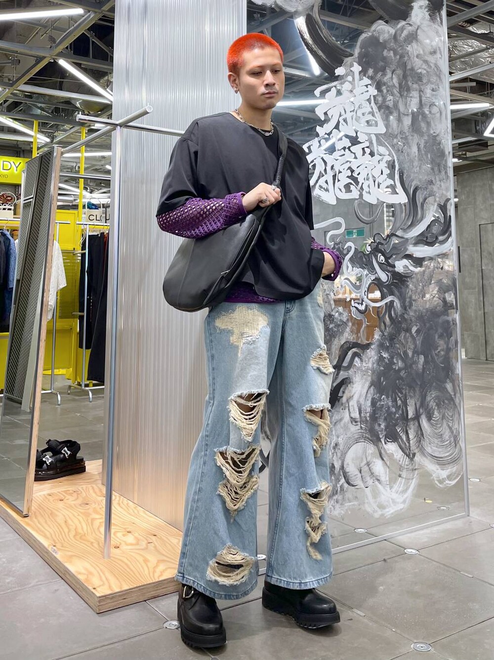 ブラック系のドレスシューズ、ブラック系のショルダーバッグ、パープル系のTシャツ/カットソーを着用したメンズの春コーディネートの1枚目の写真