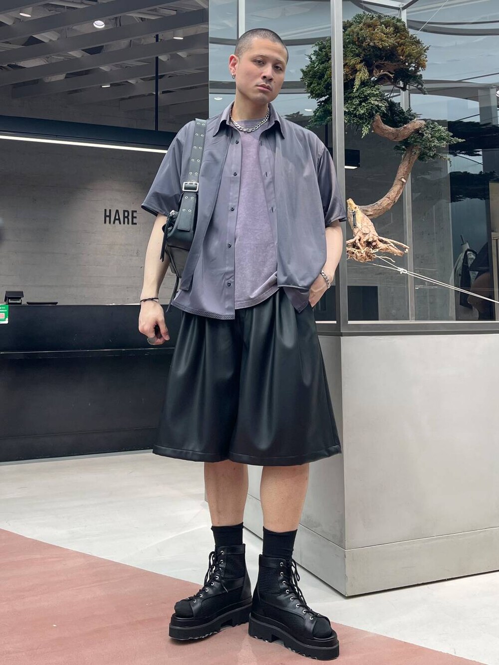 ブラック系のショルダーバッグ、ブラック系のその他パンツ、ブラック系のサンダルを着用したメンズの春コーディネートの1枚目の写真