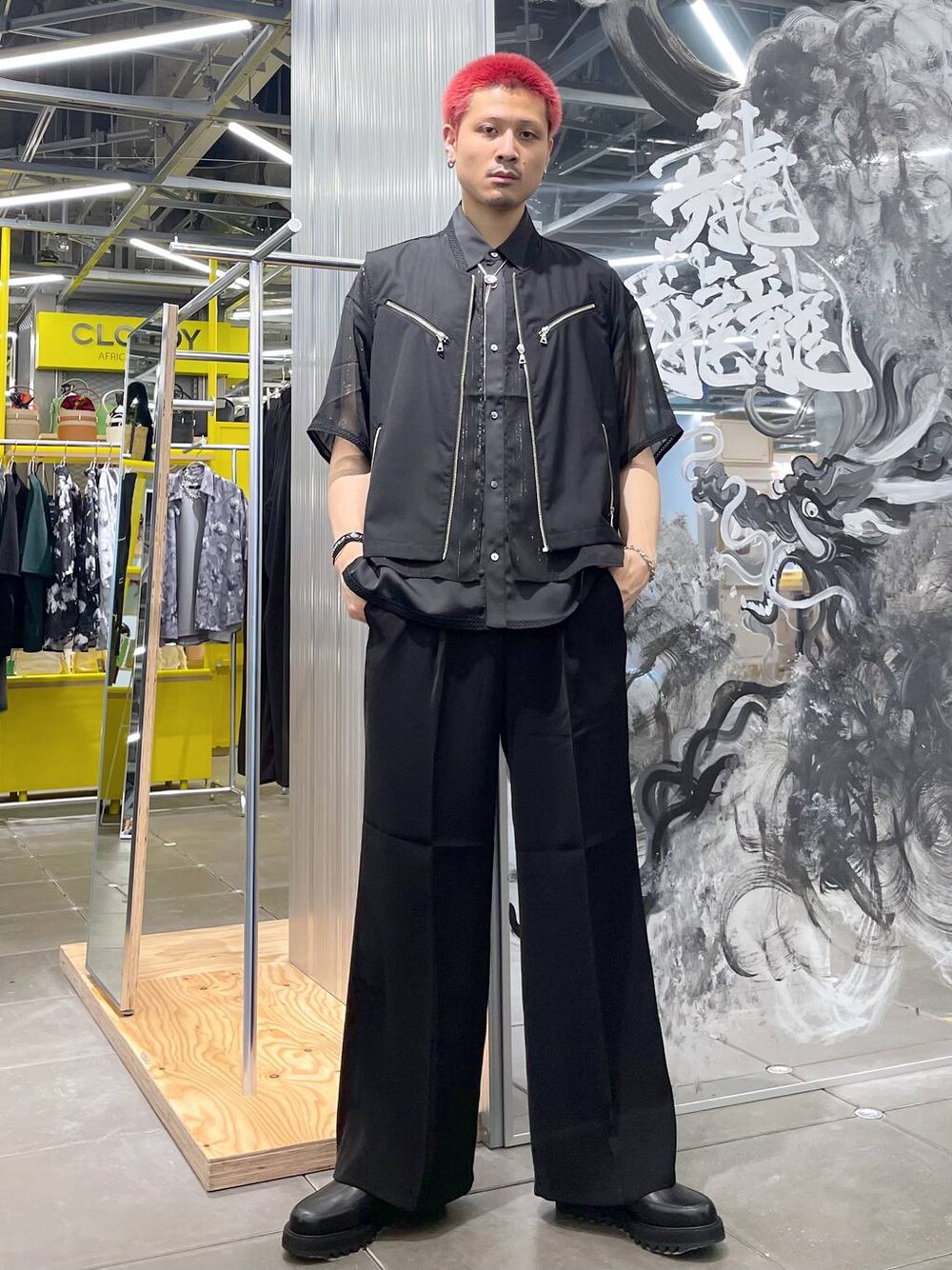 ブラック系のスラックス、ブラック系のドレスシューズ、ブラック系のシャツ/ブラウスを着用したメンズの夏コーディネートの1枚目の写真