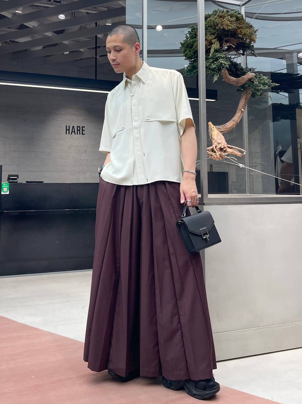 レッド系のその他パンツ、ブラック系のサンダル、ホワイト系のシャツ/ブラウスを着用したメンズの夏コーディネートの1枚目の写真